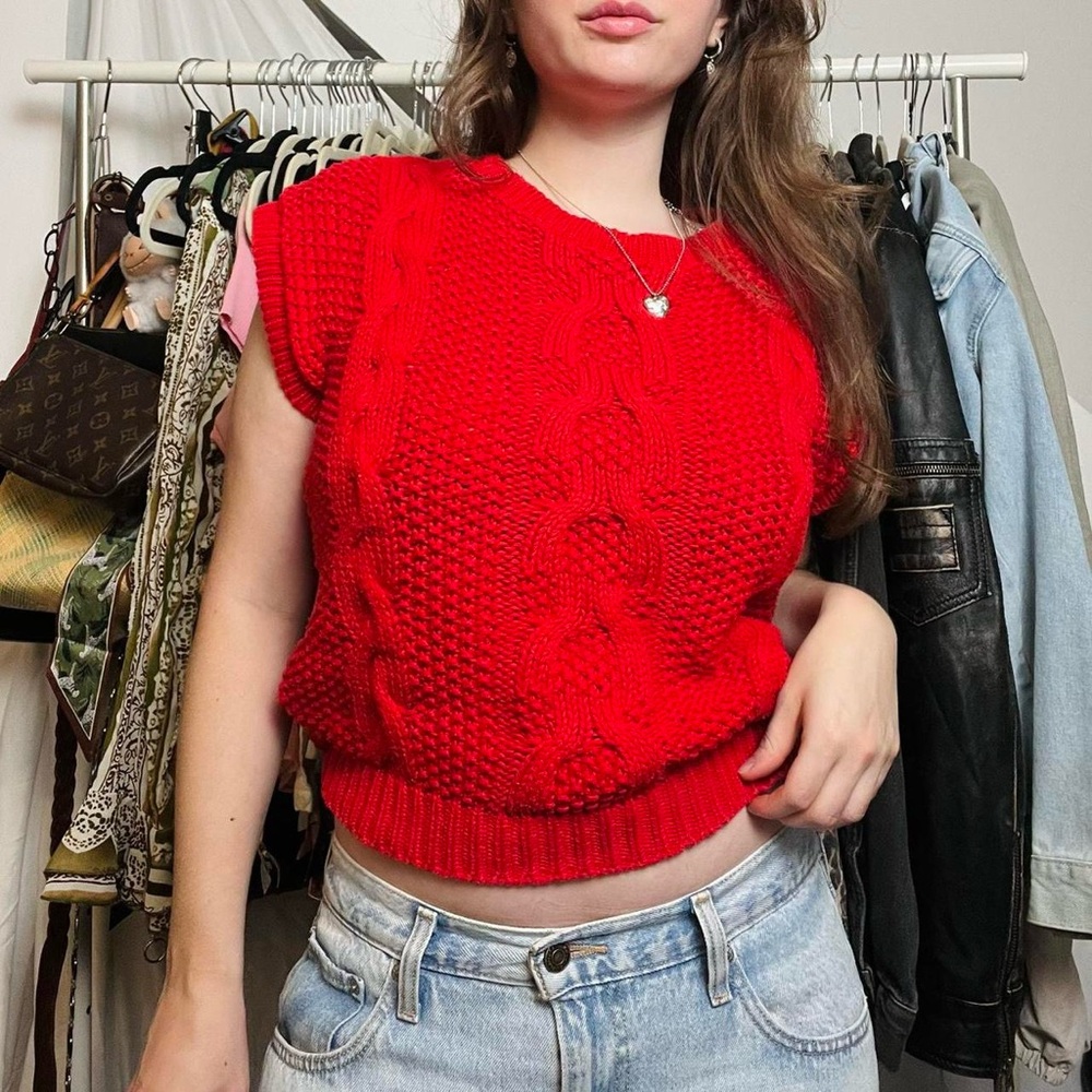 Vintage 90s red chunky sleeveless cable knit sweater